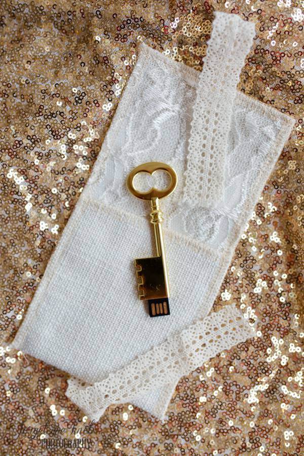 columbus ohio wedding photographer showing usb and pouch