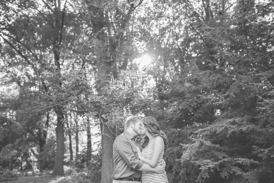engaged couple kissing at Inniswood Metro park