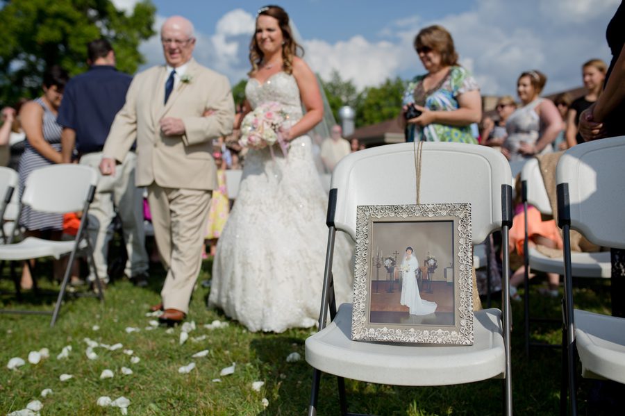 memorial setting for mother of bride at ceremony