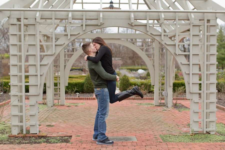 engaged couple kissing Franklin Park Conservatory
