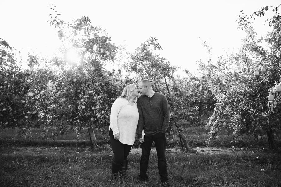 engaged couple kissing at Lynd's Fruit Farm Pataskala, OH